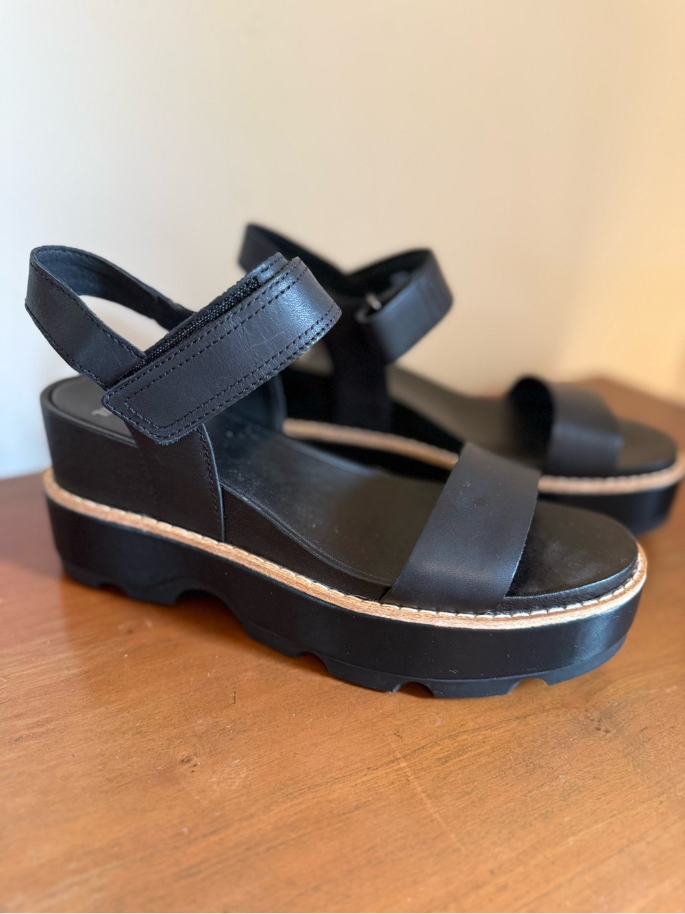 Sorel Joanie IV Y Strap Black Leather Wedge Sandal, size 8.5 New!